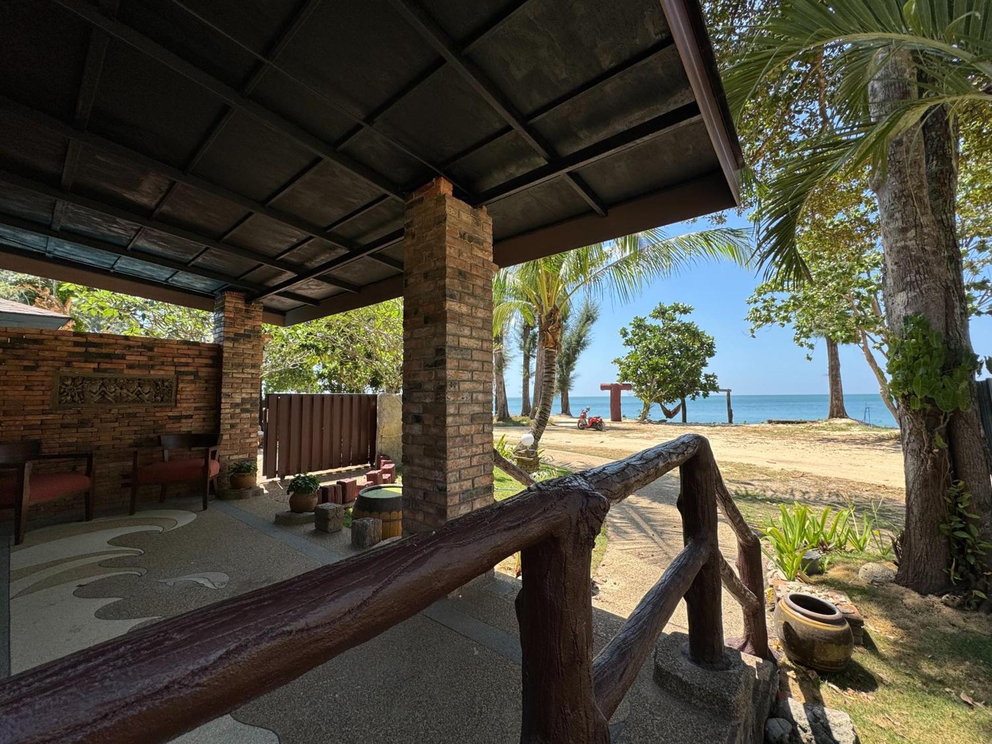 Beach Bungalow At Lanta Resort Koh Lanta Bagian luar foto