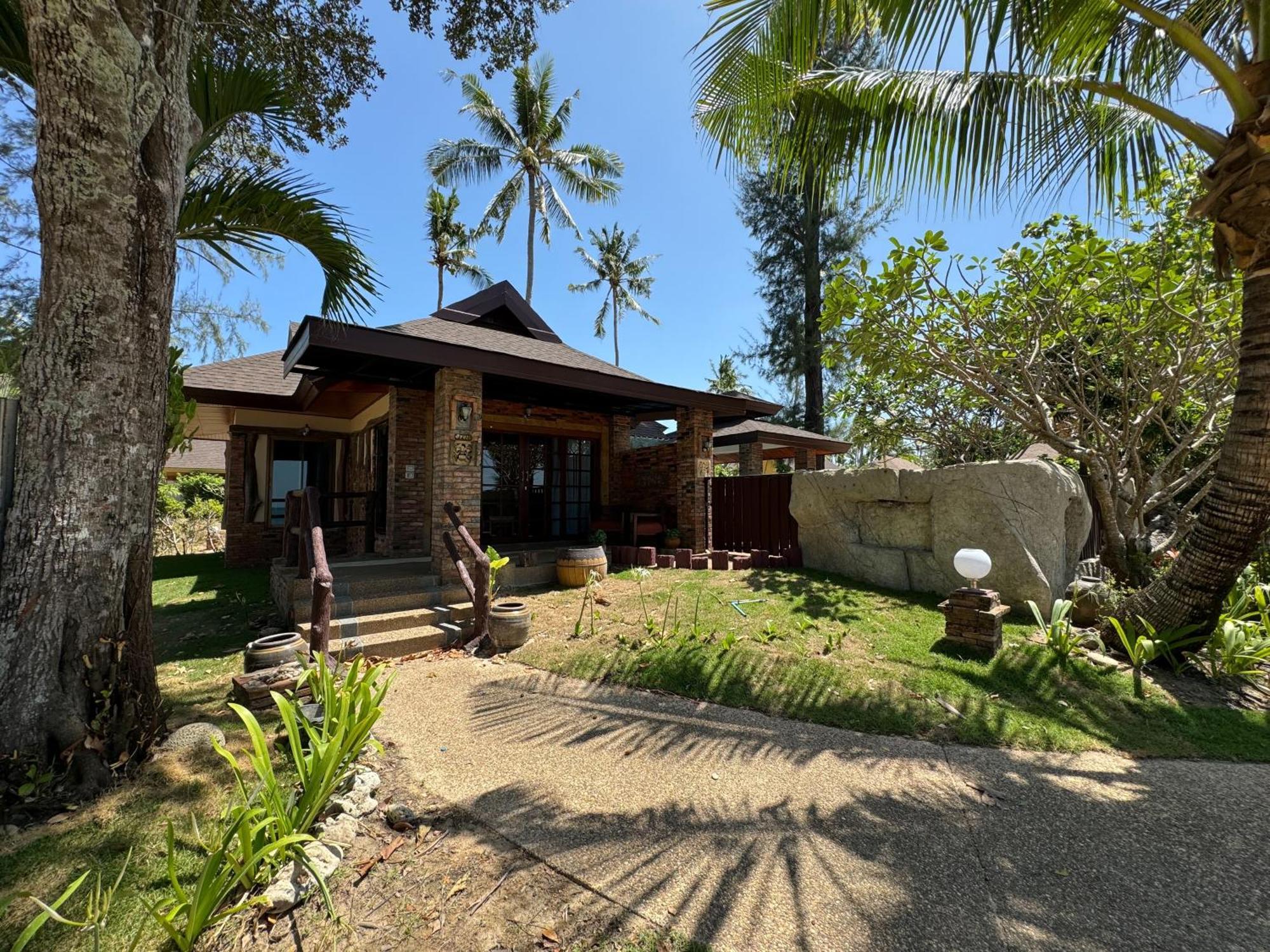 Beach Bungalow At Lanta Resort Koh Lanta Bagian luar foto