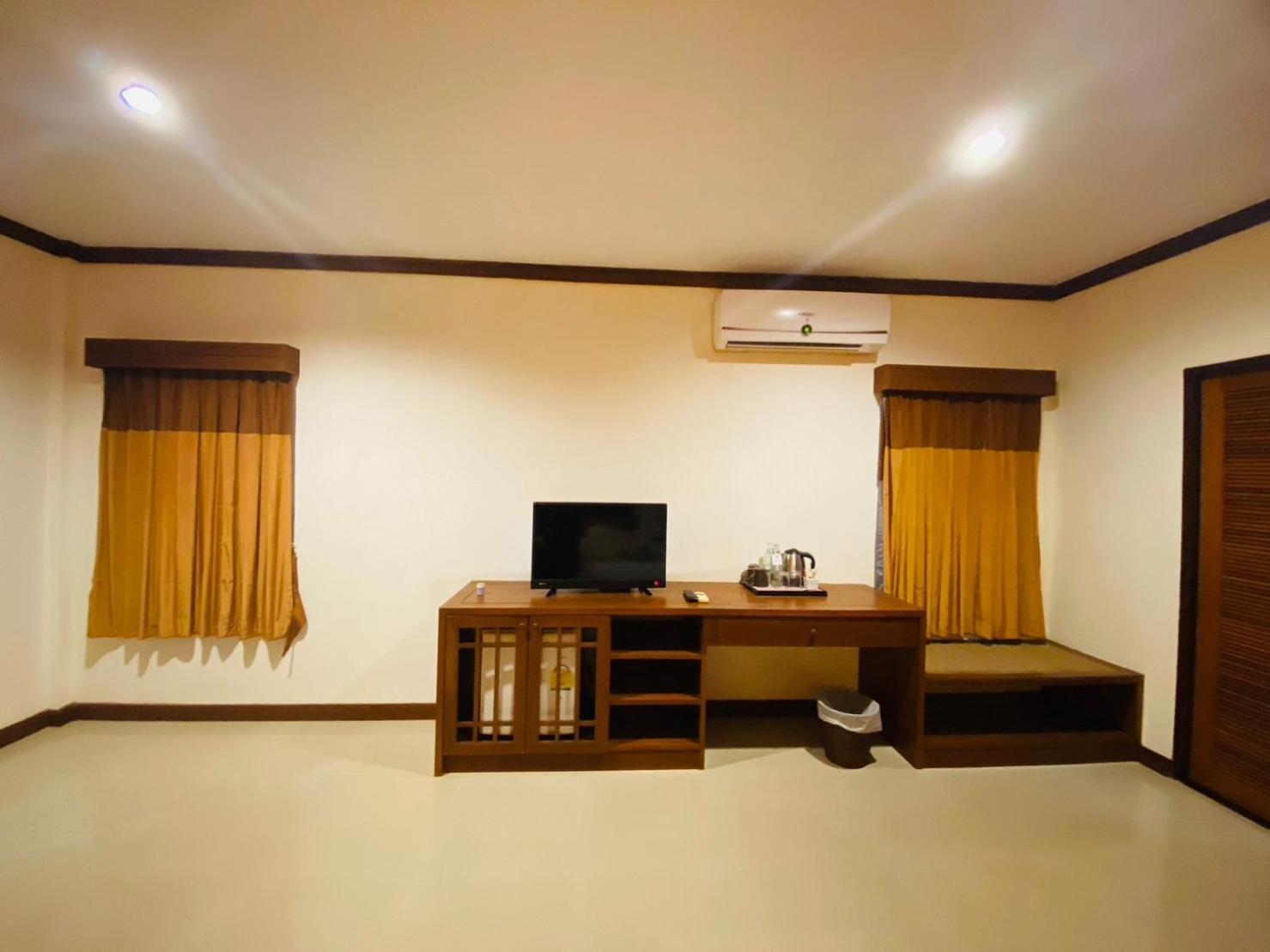 Beach Bungalow At Lanta Resort Koh Lanta Bagian luar foto