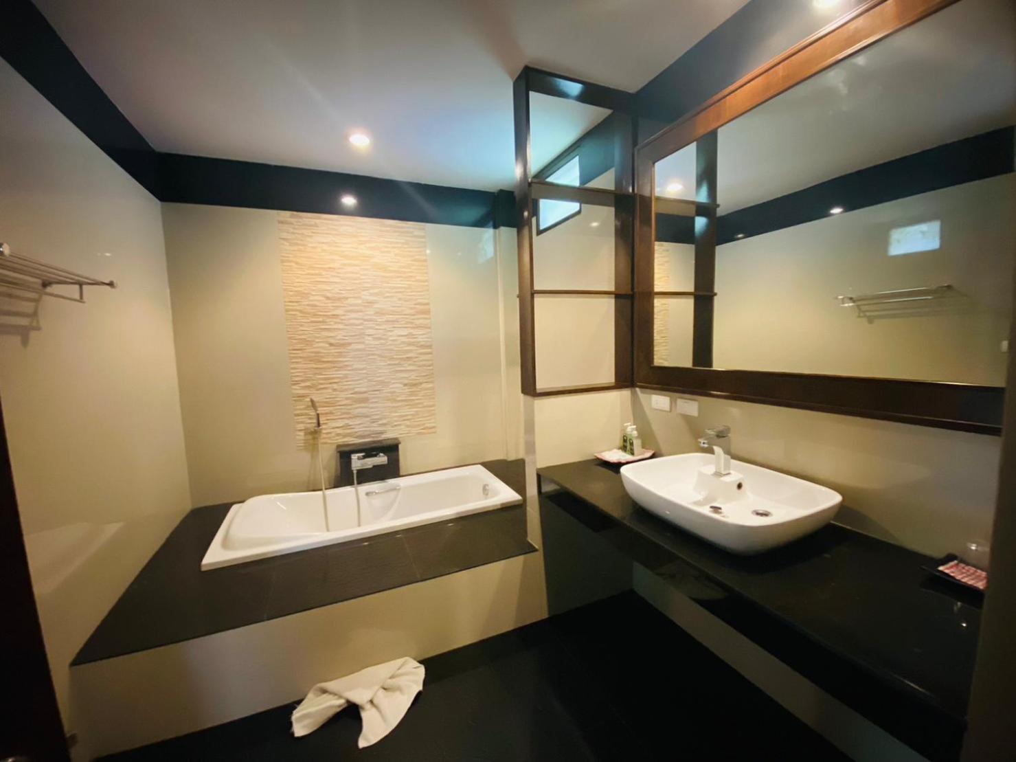 Beach Bungalow At Lanta Resort Koh Lanta Bagian luar foto